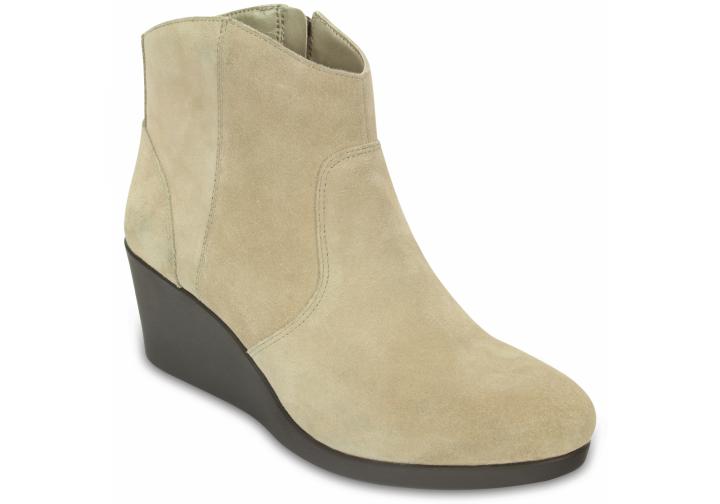 Crocs béžové topánky na kline Leigh Suede Wedge Bootie Tan