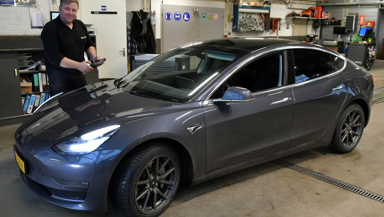 Wie gaat mijn Tesla onderhouden?