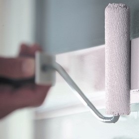 plint met lakroller schilderen