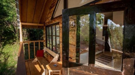 Casa in copac Romania