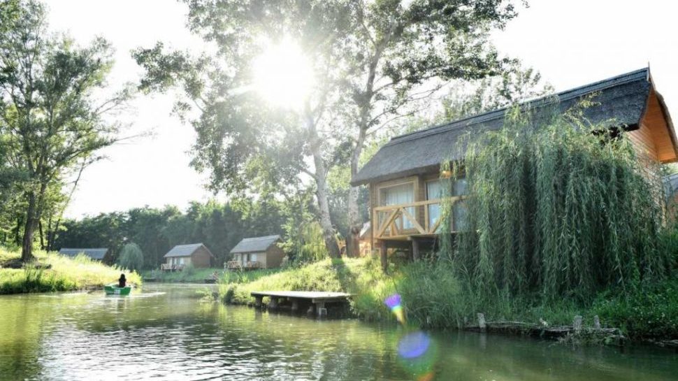 casa pe lac - cazari izolate Romania casa pe lac - cazari izolate Romania