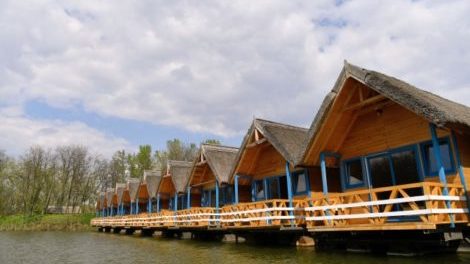 Case izolate pe lac Romania Case izolate pe lac Romania