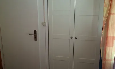 Kleiderschrank mit viel Stauraum im vorderen Schlafzimmer