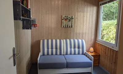 zweites Schlafzimmer / Kinderzimmer mit einzeln ausziehbarer Couch und Kleiderschrank. Alternativ bietet der Raum Platz für 2 Babyreisebetten