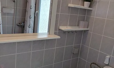 Bad mit Dusche, WC und Waschbecken