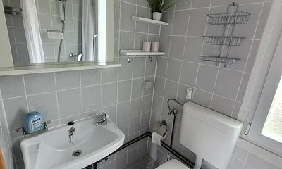 Bad mit Dusche, WC und Waschbecken