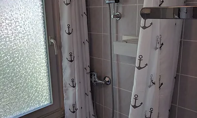 Bad mit Dusche, WC und Waschbecken