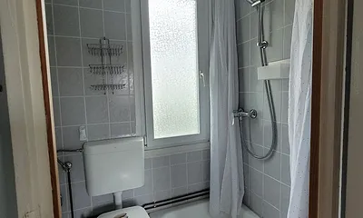 Bad mit Dusche, WC und Waschbecken