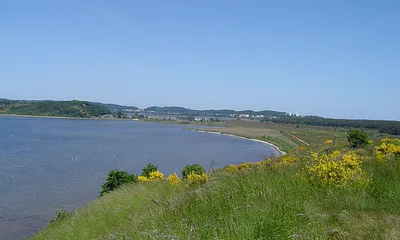 Der "Fliegerberg" mit Blick auf das Hinterland von Baabe und der Wander- bzw. Fahrradstrecke zum Strand von Baabe.