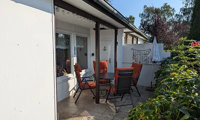 Blick aus die halb überdachte Sonnenterrasse