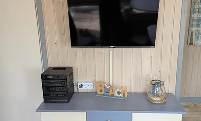 Drehbarer Flat-TV und Radio