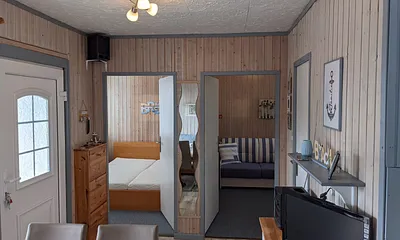 Eingangsbereich und Blick in die Schlafzimmer und Wohnbereich 