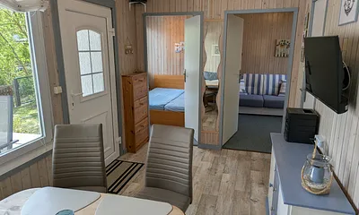 Eingangsbereich und Blick in die Schlafzimmer und Wohnbereich 
