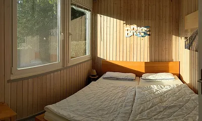 Schlafzimmer mit Doppelbett und großem Kleiderschrank