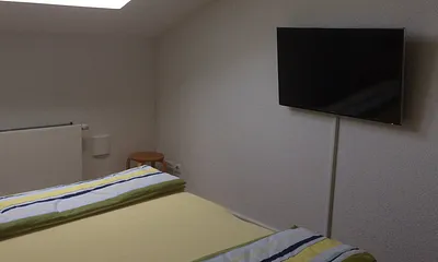 Schlafzimmer mit Fernseher 