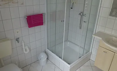 Bad mit Dusche und WC