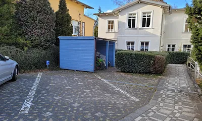 Carport auf dem Grundstück für Fahrräder