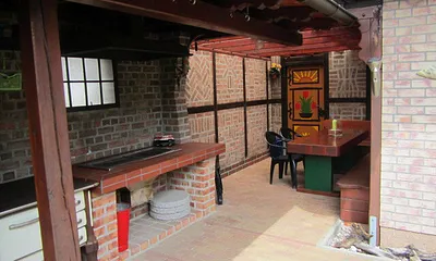 Überdachte Sitzecke mit Grillmöglichkeit