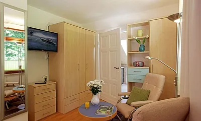 Wohn- und Schlafbereich mit Doppelbett