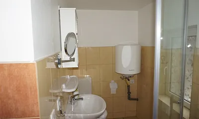 ... die Dusche / Toilette mit Außenfenster und Warmwasserboiler 