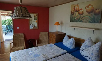 Hier ist nochmals der Wohn- Schlafraum mit der kleinen Sitzecke.