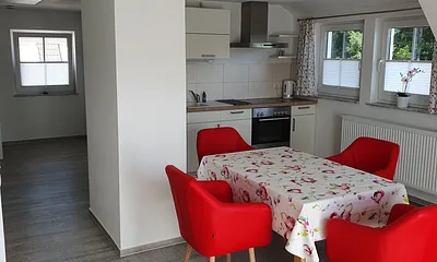 Die Essecke mit Blick auf Küchenzeile