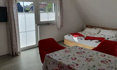 Der Wohn- und Essbereich mit LED-TV 32" und Süd-Balkon