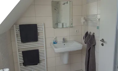 Das Bad mit Haartrockner, Radio und FBH