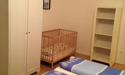 Schlafzimmer 1 mit zusätzlichem Kinderbettchen