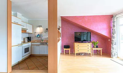 Küche und großer Flachbildschirm