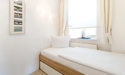 Kinder-Schlafzimmer mit Einzelbett zum Ausziehen für 2 Personen