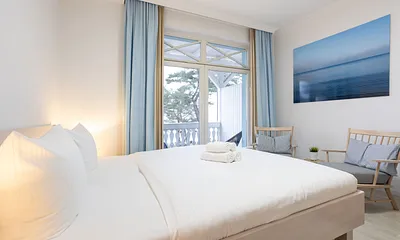 Schlafzimmer mit Zugang Balkon