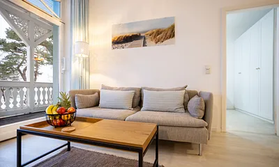 Couch und Zugang Balkon