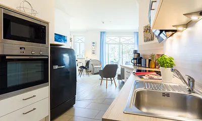 Küchenzeile mit Backofen, Mikrowelle und Spülmaschine