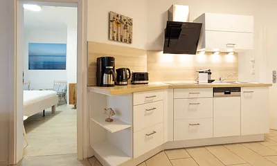 Küchenzeile mit Backofen und Spülmaschine