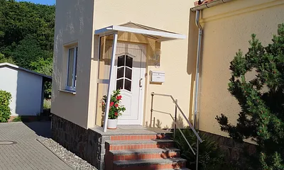 über dem Eingang ist die Küche