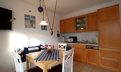 Die Küchenzeile ist in den Wohnraum integriert