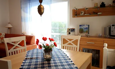 Direkter Zugang zur Terrasse. Bodentiefe Fenster.