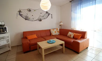 Die bequeme Couch lädt zum Entspannen ein.