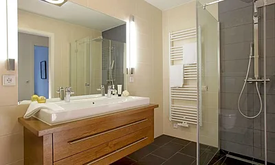 Bad mit Echt-Glasdusche und XXL-Waschtisch