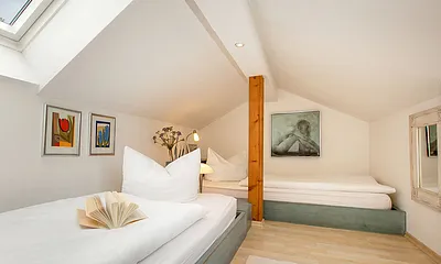 Auf der Schlafempore stehen zwei Einzelbetten für Sie bereit.