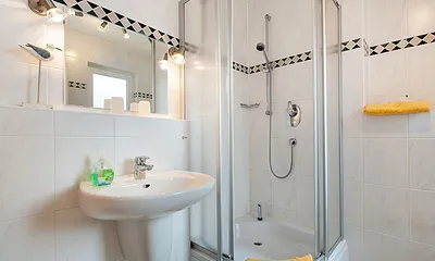 Hier im Bild das schöne große Duschbad.