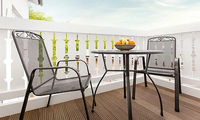 Der schöne, sonnige Balkon mit Holzballustrade im Bäderstil schaut nach Südwesten.