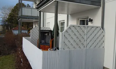 Die große Terrasse ist mit Sitzmöbeln und einem Strandkorb ausgestattet. Grillmöglichkeit ist auch vorhanden.