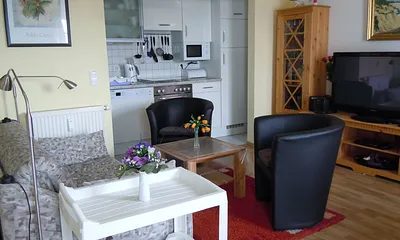 Wohnbereich mit Blick auf die offene Küche