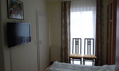 Im Schlafzimmer befindet sich ein zweiter Flachbild-Fernseher