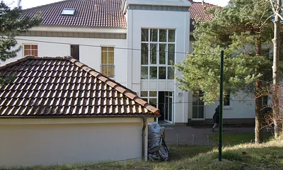 Hintere Ansicht des Appartementhauses mit Eingang