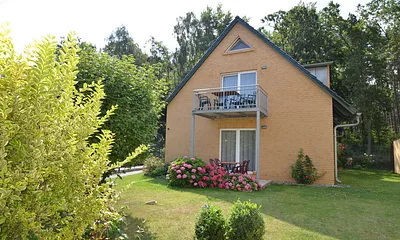 Zu jeder Wohnung gehört ein PKW-Stellplatz , die Fahrräder können auf dem Grundstück abgestellt werden. Alle unsere Wohnungen sind für Allergiker Zertifiziert und ausgestattet