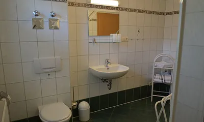 gr. Bad mit Fussbodenheizung  ,Fenster , Dusche und Fön