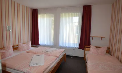 SZ Wohnung Nr 2 ein gr Doppelbett 1 Einzellbett , Kinderbett nach Absprache möglich , Kinderstuhl vorhanden